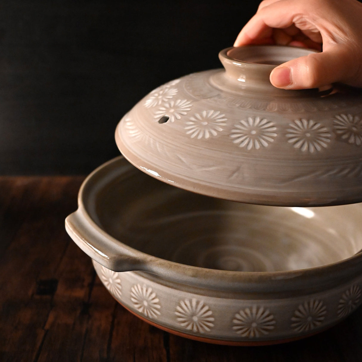 88 oz 9.5" Japanese Donabe Clay Pot - Gray Kiku