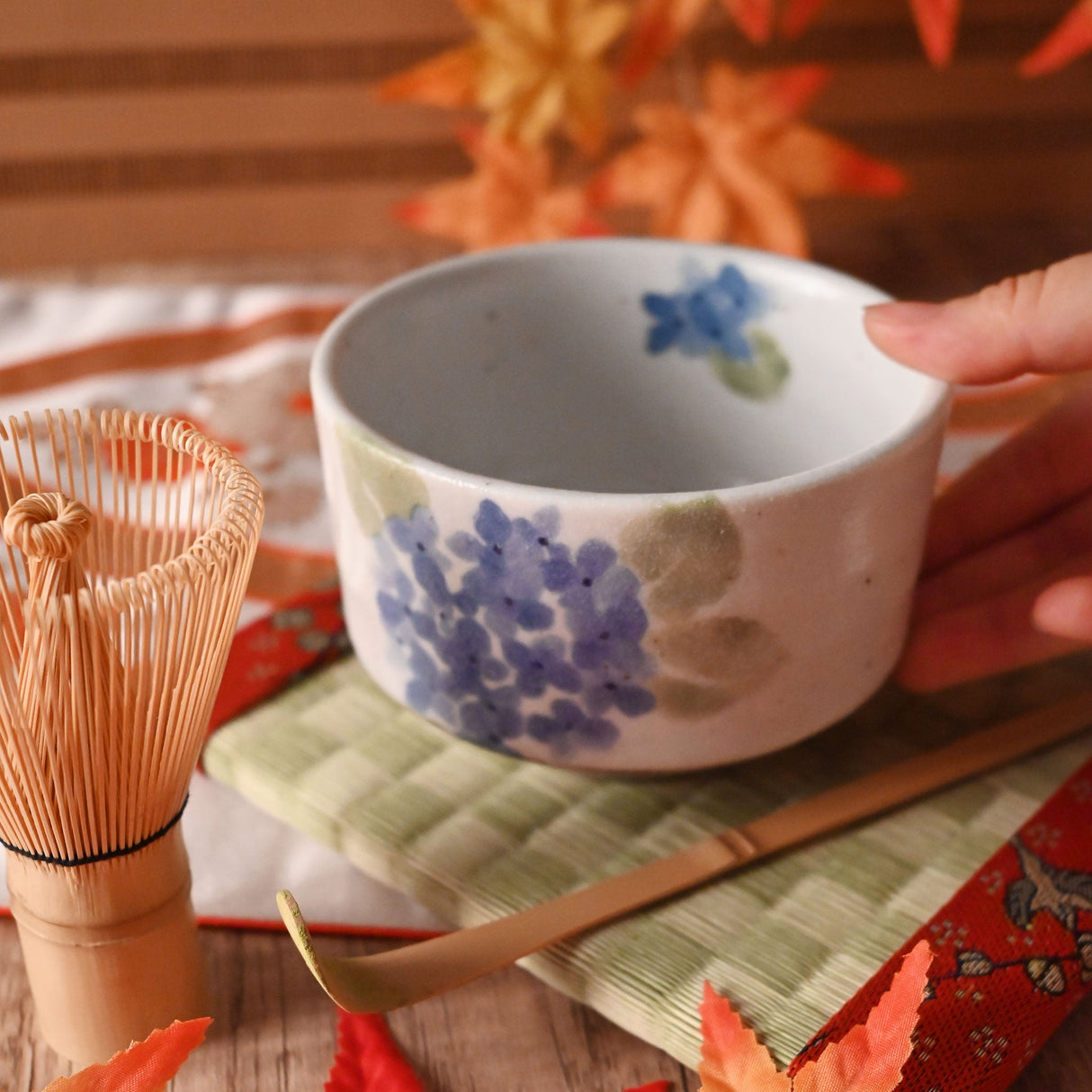 14 oz 4.5" Japanese 3 - Piece Matcha Bowl Gift Set with Bamboo Whisk & Scoop - Hydrangea